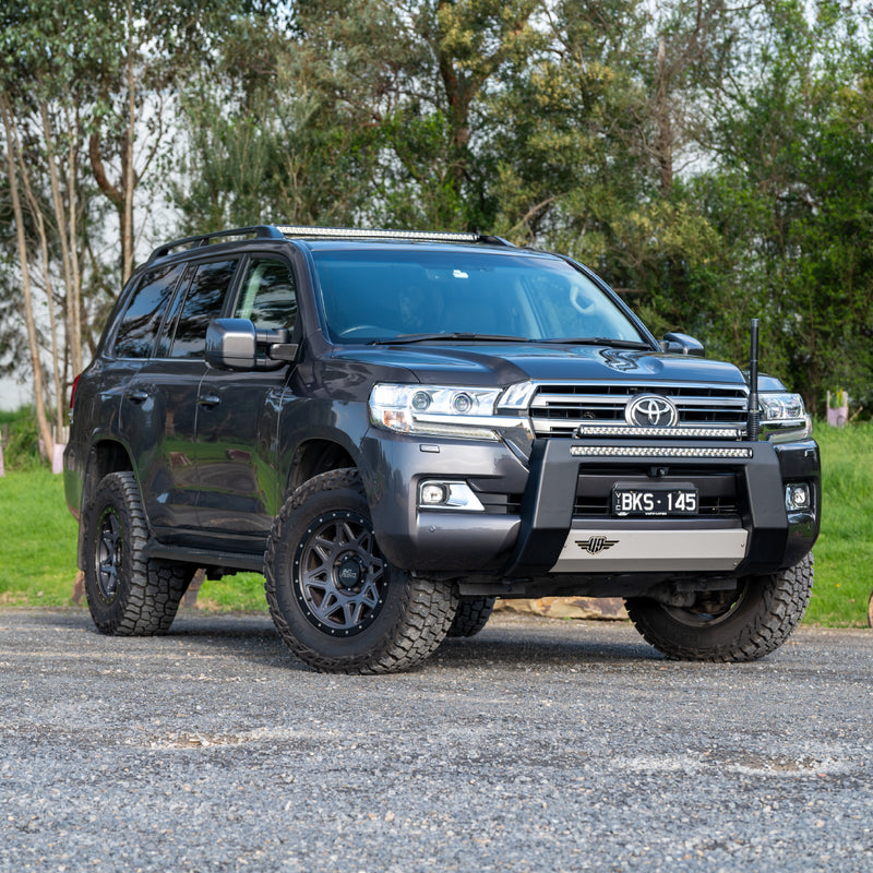 Load image into Gallery viewer, Toyota Landcruiser 200 Series 2015-2022 Ultimate9 Nudge Bar
