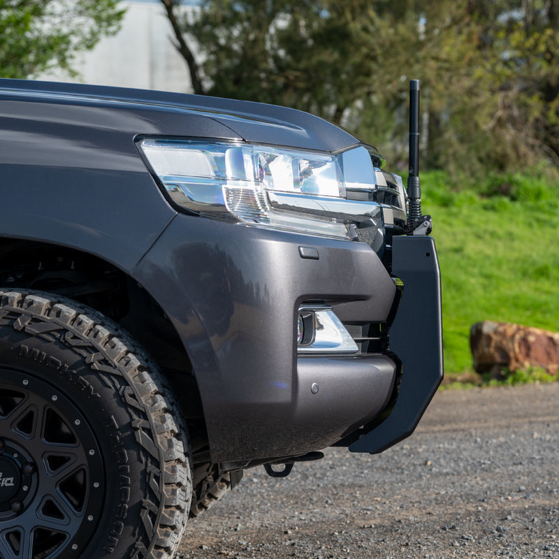 Load image into Gallery viewer, Toyota Landcruiser 200 Series 2015-2022 Ultimate9 Nudge Bar
